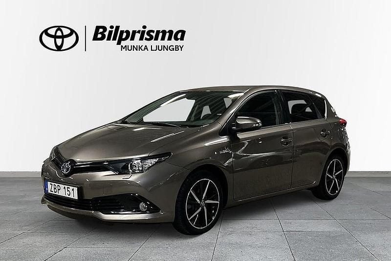 Mörkgrå Begagnad 2017 Toyota Auris Hybrid Edition Halvkombi | 189 900 kr (Marknadspris) - Bild 1/3