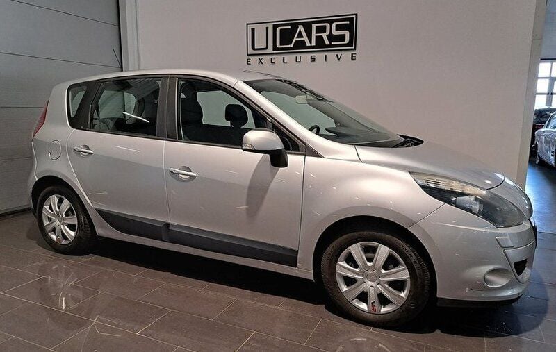 Silver Begagnad 2010 Renault Scénic III Minibuss | 49 900 kr (Dyr) - Bild 1/4