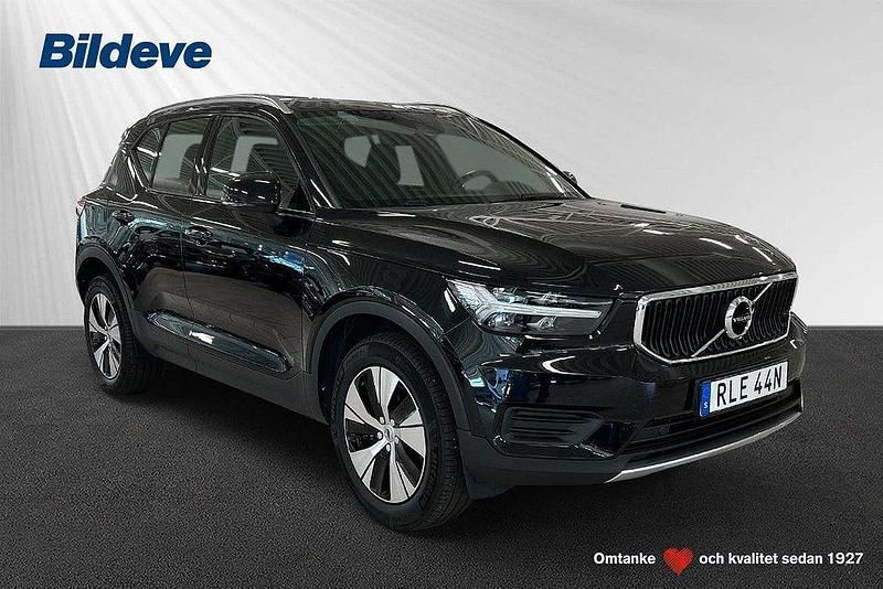 Svart Begagnad 2022 Volvo XC40 Momentum SUV | 269 900 kr (Marknadspris) - Bild 1/4