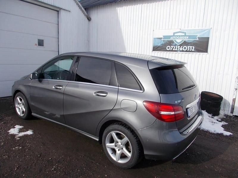 Begagnad Mercedes B180 Urban 109 HK (80 kW) 2016 Mörkgrå Minibuss