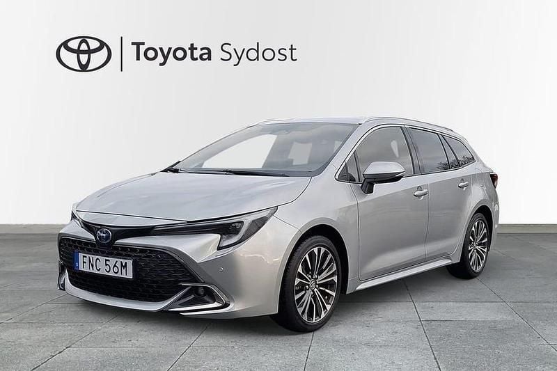 Silver Begagnad 2024 Toyota Corolla Style Kombi | 304 900 kr (Marknadspris) - Bild 1/3