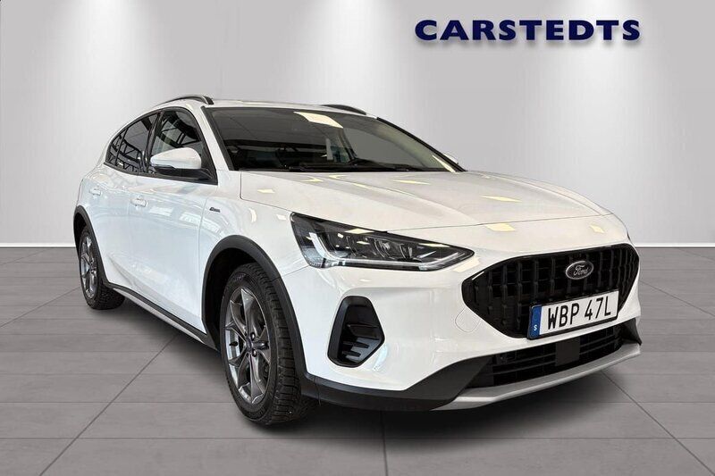Vit Begagnad 2023 Ford Focus Active Halvkombi | 399 600 kr - Bild 1/4