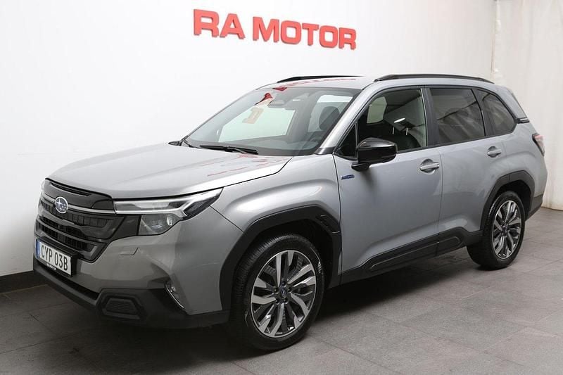 Grå Begagnad 2024 Subaru Forester SUV | 409 900 kr (Marknadspris) - Bild 1/4
