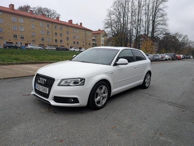 Vit Begagnad 2010 Audi A3 S-Line Halvkombi | 72 000 kr (Marknadspris) - Bild 1/4