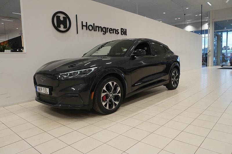Grå Begagnad 2022 Ford Mustang Mach-E SUV | 349 900 kr (Marknadspris) - Bild 1/4