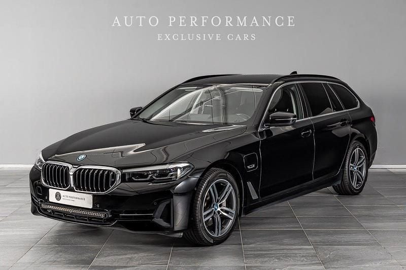 Svart Begagnad 2022 BMW 530e Kombi | 369 900 kr (Marknadspris) - Bild 1/4
