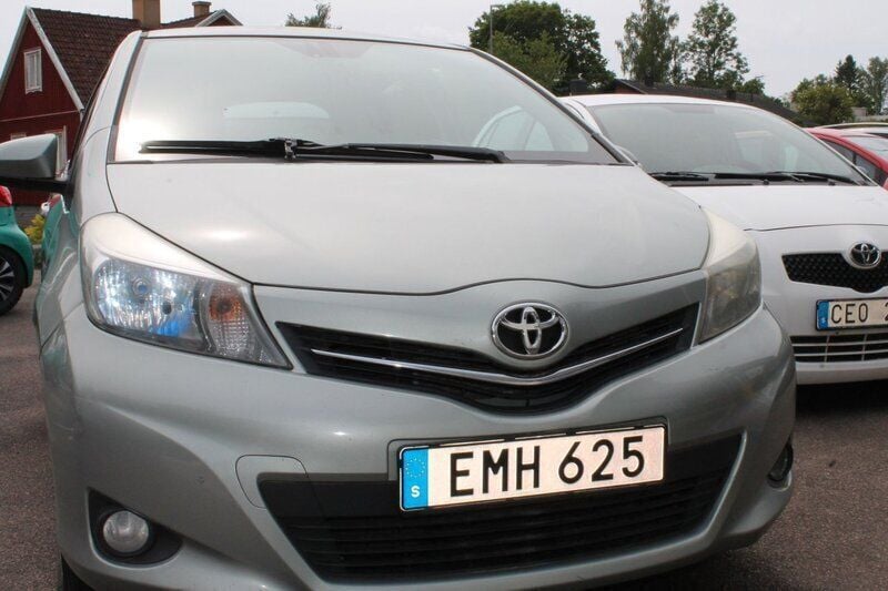 Ljusgrå (grå) Begagnad 2012 Toyota Yaris Active Halvkombi | 29 900 kr (Superpris) - Bild 1/4