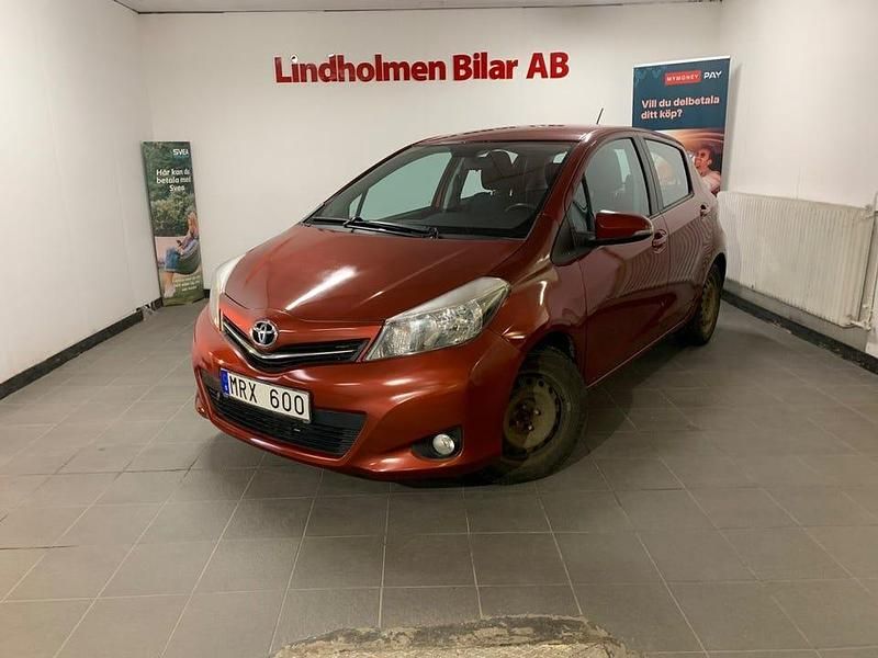 Begagnad Toyota Yaris Active 99 HK (72 kW) 2011 Röd Halvkombi