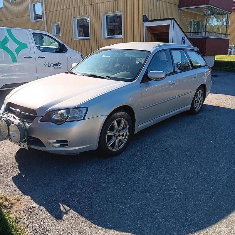 Silver Begagnad 2004 Subaru Legacy Kombi | 12 000 kr (Marknadspris) - Bild 1/4