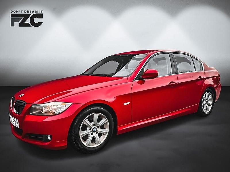 Röd Begagnad 2009 BMW 325 Comfort Edition Sedan | 84 500 kr (Marknadspris) - Bild 1/4