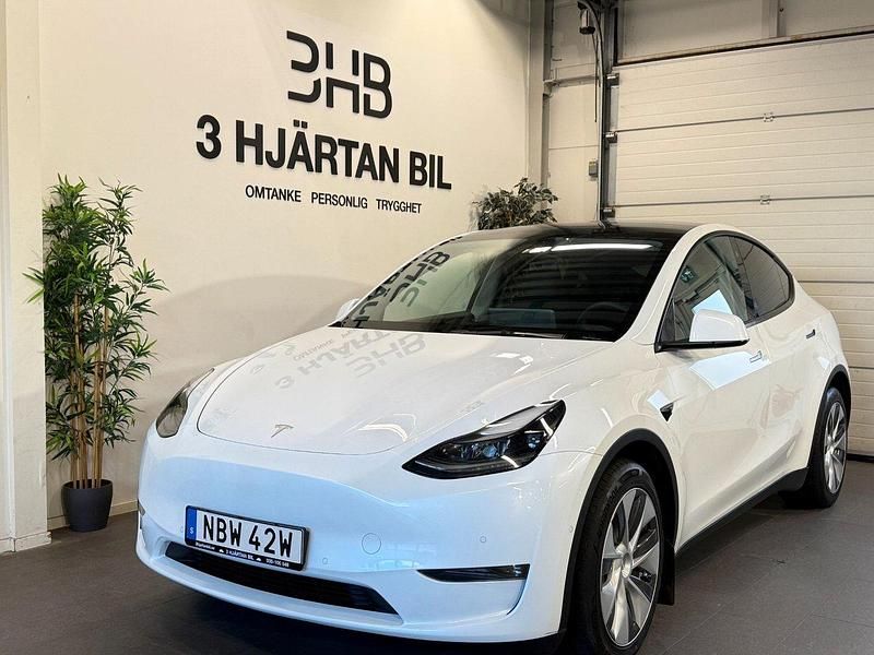 Vit Begagnad 2022 Tesla Model Y Long Range AWD SUV | 409 900 kr (Marknadspris) - Bild 1/4