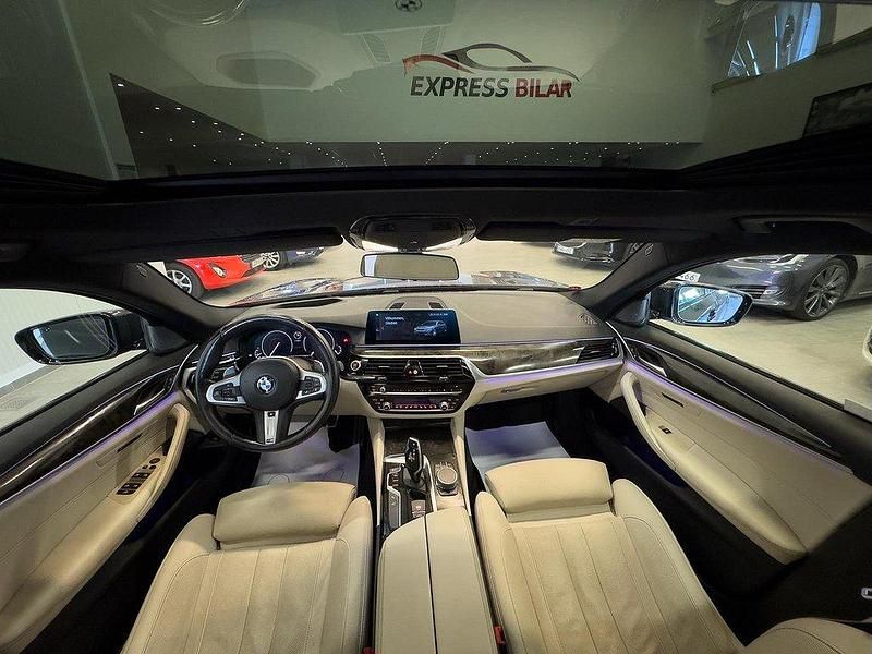Grå Begagnad 2018 BMW 520 M Sport Kombi | 309 000 kr (Lite dyr) - Bild 1/4