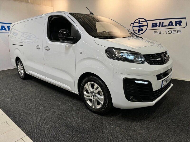 Vit Begagnad 2023 Opel Vivaro-e Combi Van | 419 000 kr (Marknadspris) - Bild 1/4