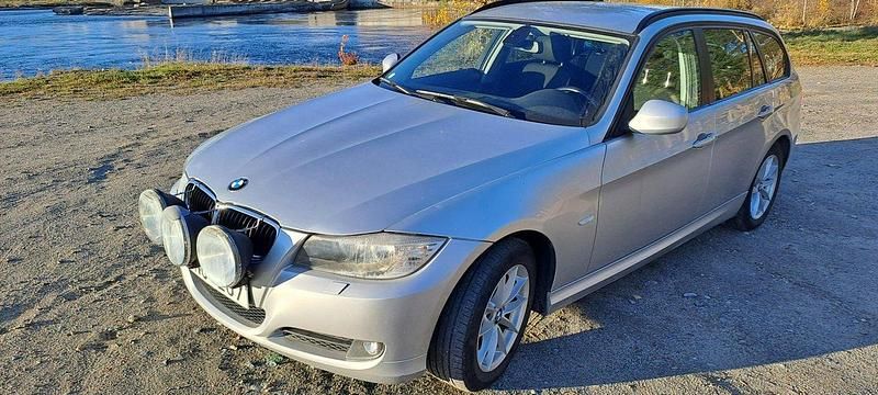 Grå Begagnad 2010 BMW 318 Comfort Edition Kombi | 49 000 kr (Superpris) - Bild 1/4