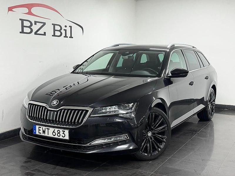 Svart Begagnad 2022 Skoda Superb Business Line Kombi | 239 900 kr (Marknadspris) - Bild 1/4