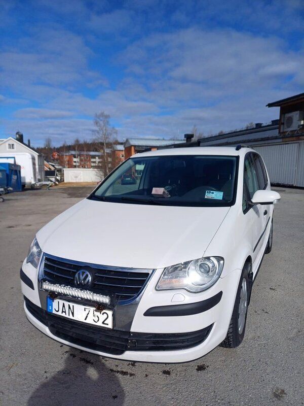 Vit Begagnad 2009 VW Touran Minibuss | 30 000 kr - Bild 1/4
