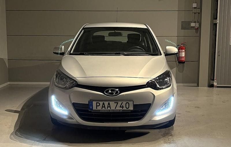 Begagnad Hyundai i20 Premium 101 HK (74 kW) 2014 Silver Halvkombi