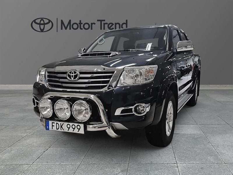 Svart Begagnad 2015 Toyota HiLux Pickup | 309 900 kr (Marknadspris) - Bild 1/4