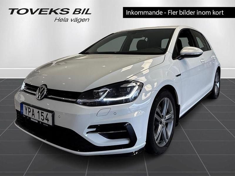 Vit Begagnad 2018 VW Golf VII Highline Sedan | 199 900 kr (Marknadspris) - Bild 1/4
