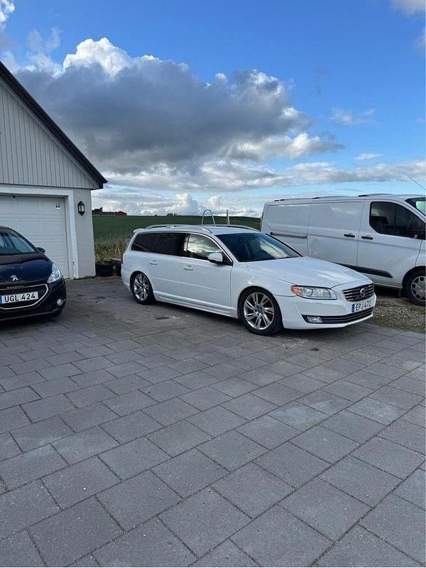 Vit Begagnad 2016 Volvo V70 Kombi | 100 000 kr (Dyr) - Bild 1/4