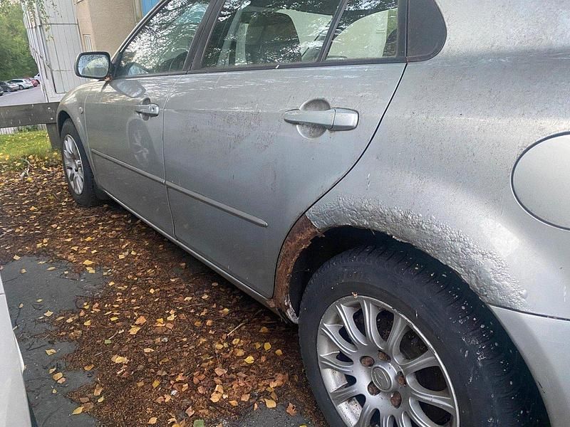 Grå Begagnad 2004 Mazda 6 Inclusive Halvkombi | 10 000 kr (Marknadspris) - Bild 1/2