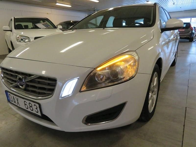 Vit Begagnad 2012 Volvo V60 Momentum Kombi | 59 500 kr (Lite dyr) - Bild 1/4