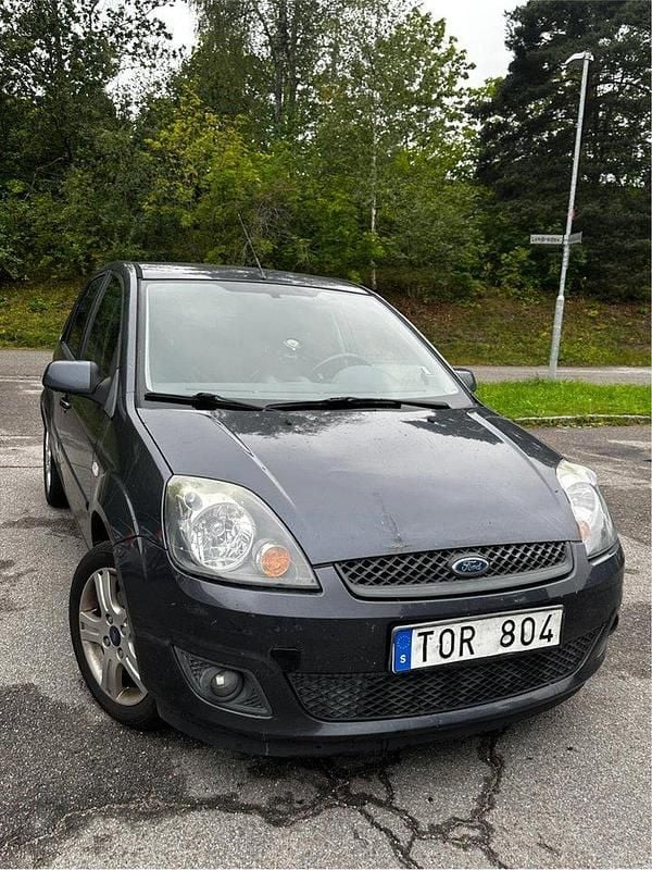 Grå Begagnad 2008 Ford Fiesta Halvkombi | 42 000 kr (Marknadspris) - Bild 1/4