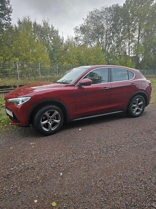 Röd Begagnad 2018 Alfa Romeo Stelvio SUV | 295 000 kr (Marknadspris) - Bild 1/4