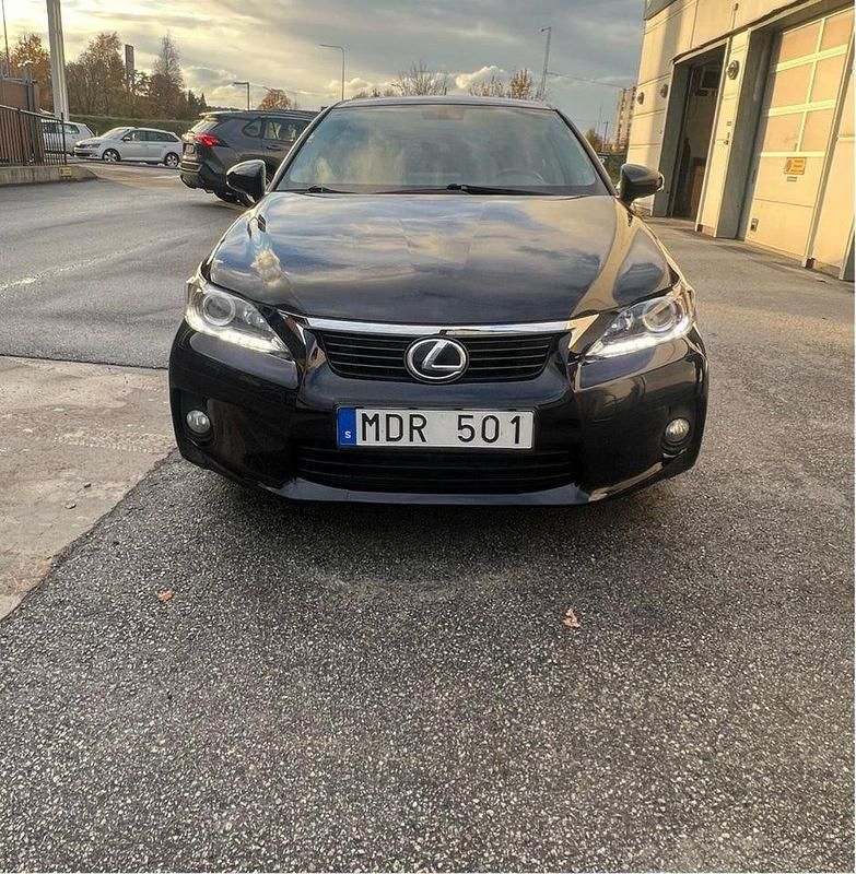 Begagnad 2011 Lexus CT200h Executive Line Halvkombi | 70 000 kr (Bra pris) - Bild 1/4