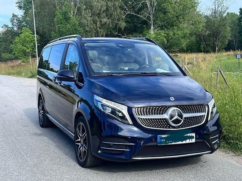 Blå metallic Begagnad 2020 Mercedes V300 AMG Minibuss | 599 000 kr (Superpris) - Bild 1/4