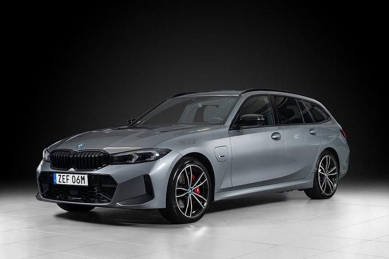 Skyscraper grey metallic Begagnad 2023 BMW 330 M Sport Kombi | 389 000 kr - Bild 1/4
