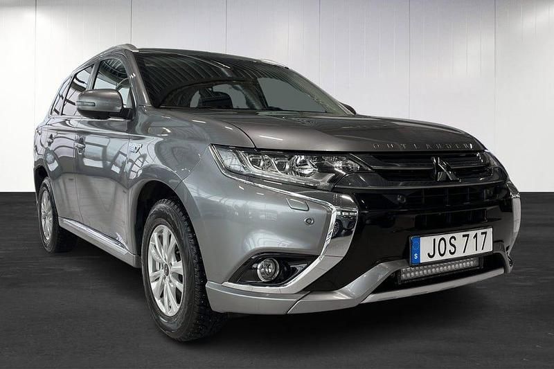 Begagnad Mitsubishi Outlander 203 HK (149 kW) 2018 Grå SUV
