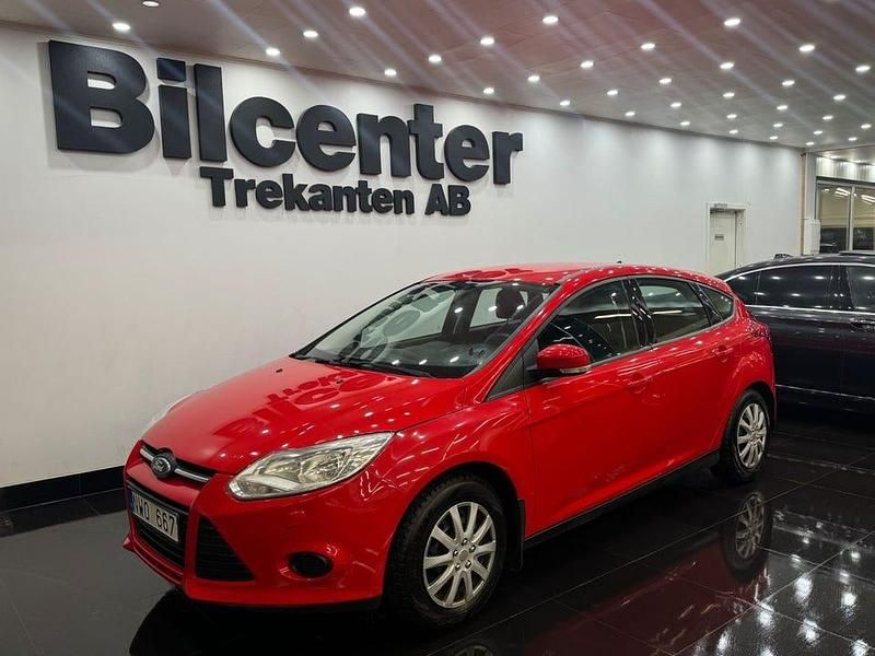 Röd Begagnad 2014 Ford Focus Trend Halvkombi | 79 900 kr (Marknadspris) - Bild 1/4