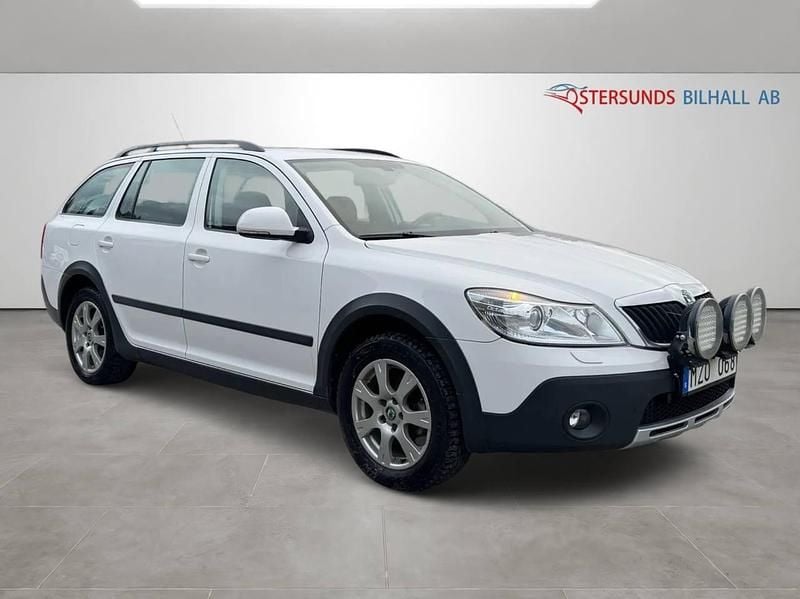 Vit Begagnad 2013 Skoda Octavia Scout Kombi | 119 900 kr (Marknadspris) - Bild 1/4