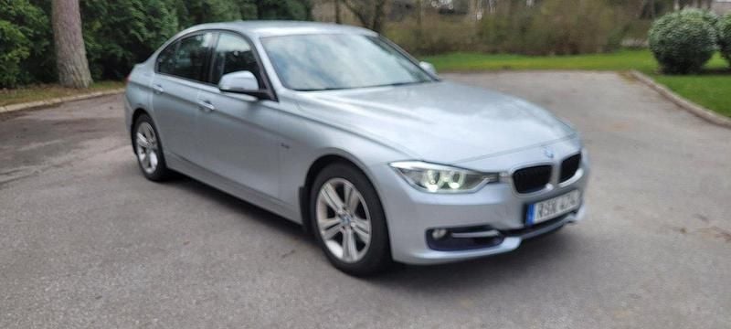 Silver Begagnad 2015 BMW 320 Sport Line Sedan | 110 000 kr (Superpris) - Bild 1/3