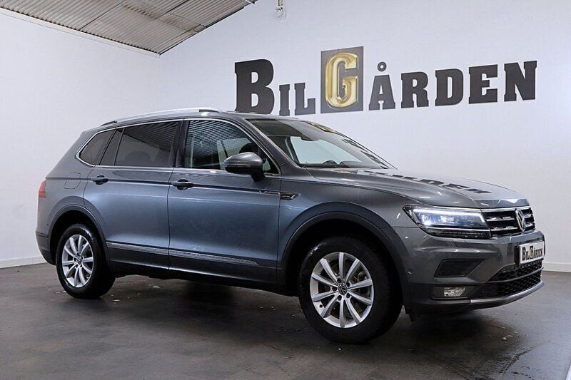 Mörkgrå Begagnad 2021 VW Tiguan Allspace SUV | 304 900 kr (Marknadspris) - Bild 1/4