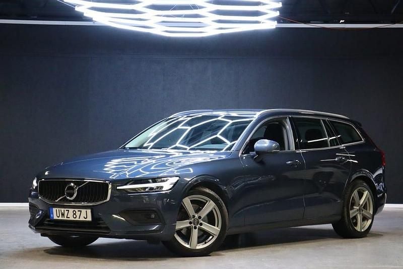 Blå Begagnad 2021 Volvo V60 Kombi | 299 900 kr (Marknadspris) - Bild 1/4