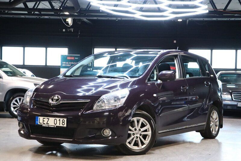 Lila Begagnad 2011 Toyota Verso Multidrive S Minibuss | 149 900 kr (Dyr) - Bild 1/4