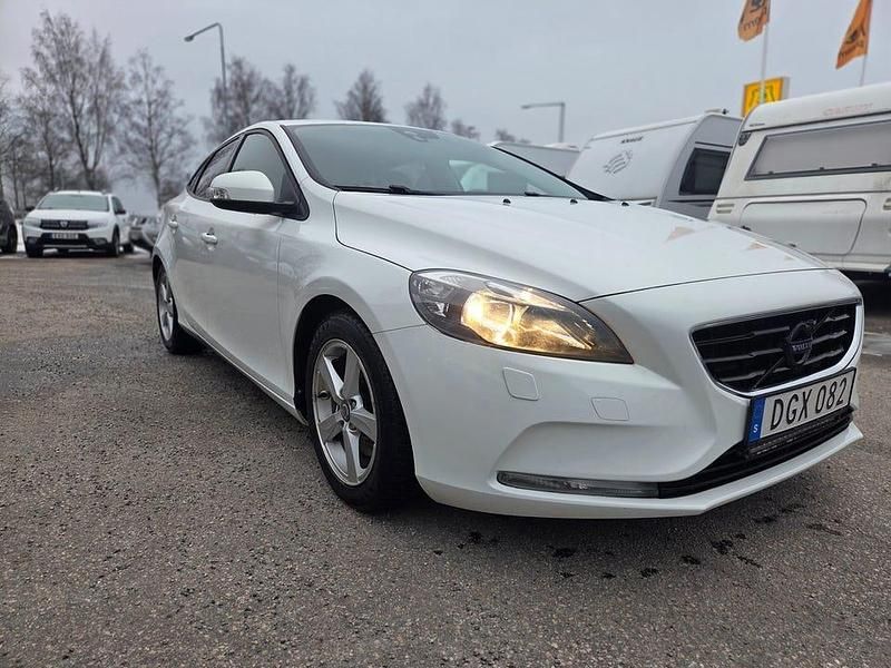 Begagnad Volvo V40 Kinetic 120 HK (88 kW) 2014 Vit Halvkombi
