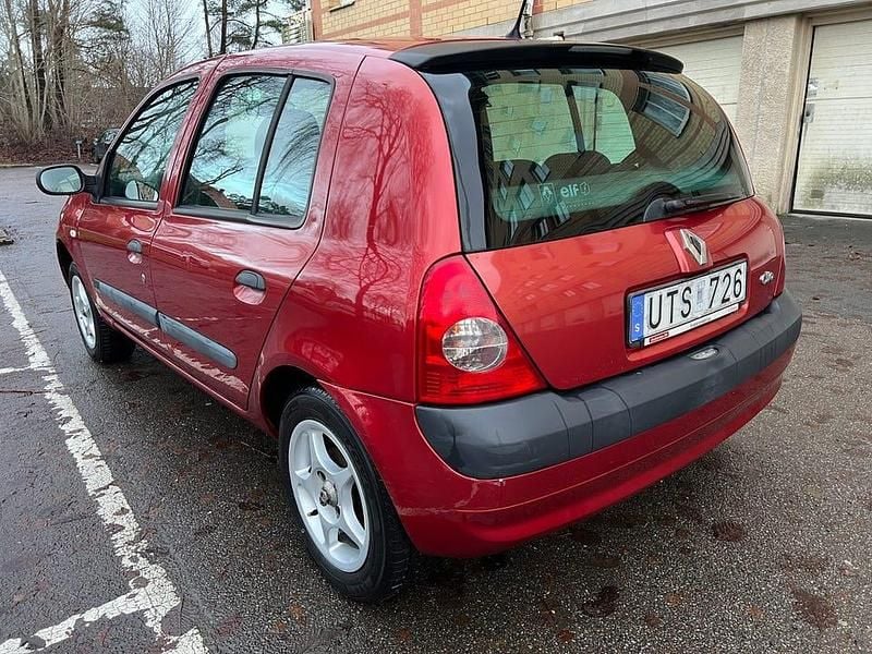 Begagnad Renault Clio II 75 HK (55 kW) 2004 Halvkombi