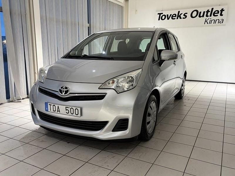 Silver Begagnad 2013 Toyota Verso-S Minibuss | 79 900 kr (Marknadspris) - Bild 1/4