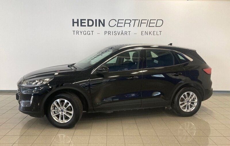 Svart (black) Begagnad 2022 Ford Kuga Titanium SUV | 269 000 kr (Marknadspris) - Bild 1/4