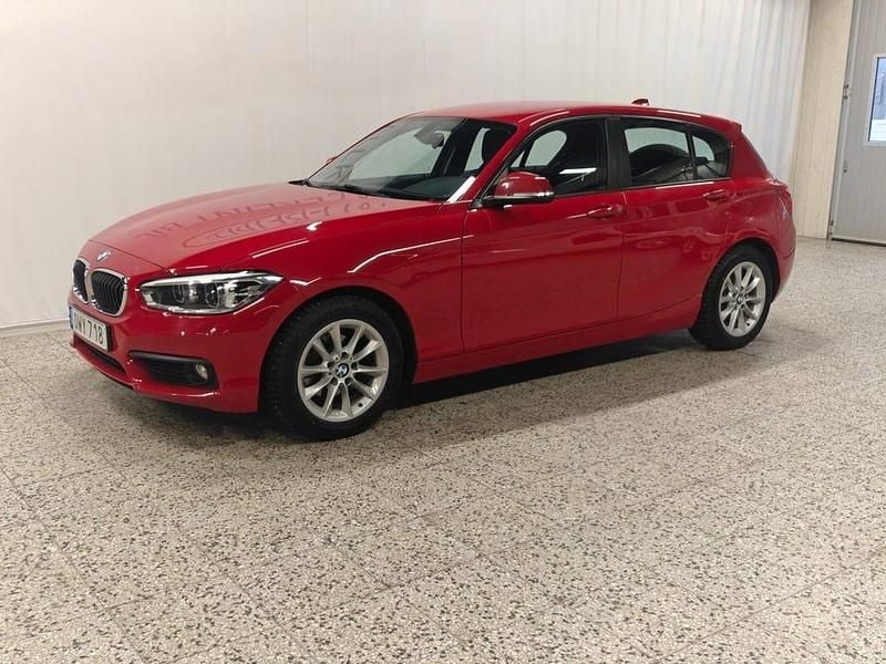 Röd Begagnad 2015 BMW 116 Advantage Halvkombi | 139 900 kr (Marknadspris) - Bild 1/4