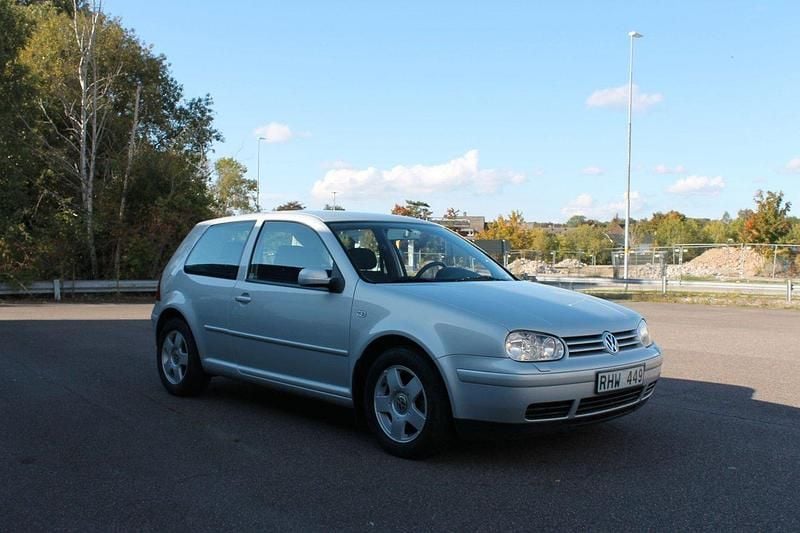 Ljusgrå Begagnad 2000 VW Golf IV Highline Halvkombi | 28 800 kr (Marknadspris) - Bild 1/4
