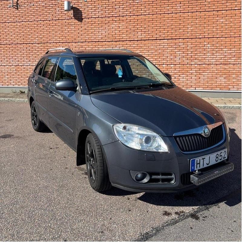 Grå Begagnad 2008 Skoda Fabia Kombi | 25 000 kr (Marknadspris) - Bild 1/4