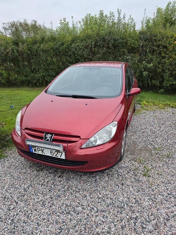 Röd Begagnad 2005 Peugeot 307 Halvkombi | 16 000 kr (Bra pris) - Bild 1/4