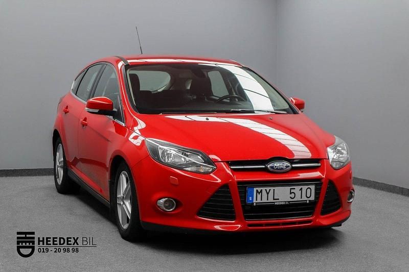 Röd Begagnad 2012 Ford Focus Titanium Halvkombi | 64 900 kr (Marknadspris) - Bild 1/4