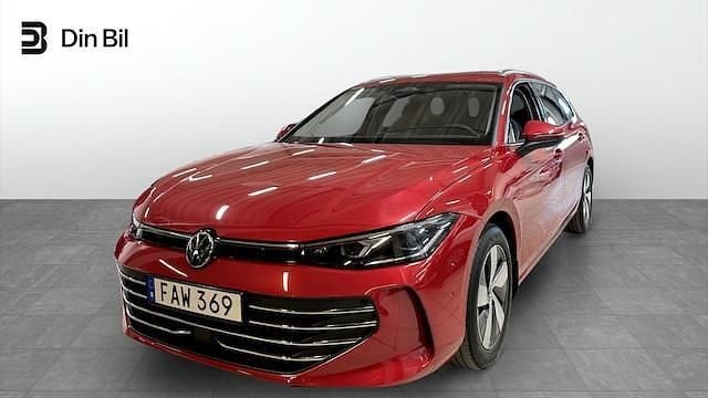 Röd (chili red metallic) Begagnad 2024 VW Passat Business Kombi | 369 900 kr (Marknadspris) - Bild 1/4