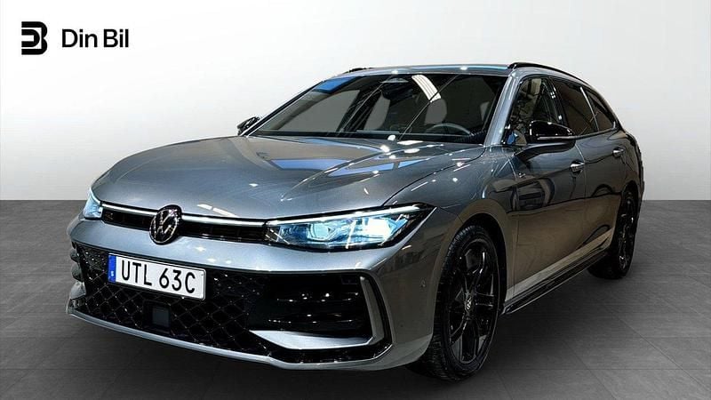 Mörkgrå Begagnad 2024 VW Passat R-line Kombi | 459 900 kr - Bild 1/4