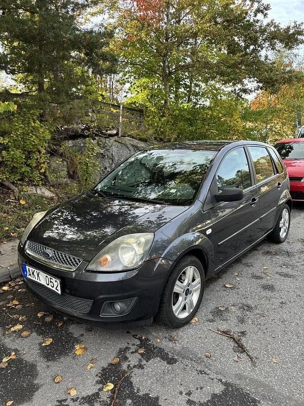 Grå Begagnad 2008 Ford Fiesta Halvkombi | 13 000 kr (Superpris) - Bild 1/4